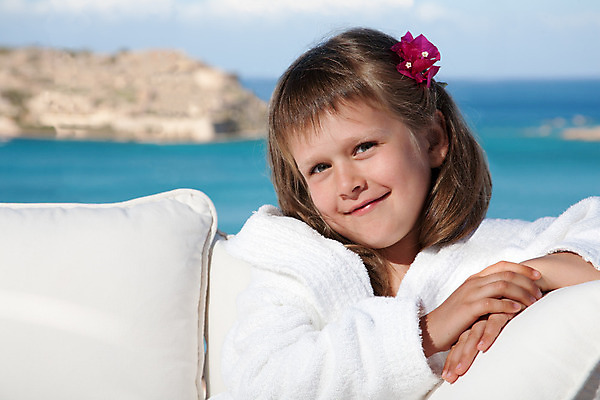 포토 JPG 해외이미지 라이프스타일 웰빙 꽃 행복 어린이 바다 여행 백그라운드 쿠션 장난 베개 호텔 휴가 휴식 건강 한명 야외 가로 소파 금발 햇빛 여행객 스파 기쁨 발코니 흰색 목욕가운 만 고급 순수 휴양지 해외202004 해외포토 식물 1 헤어스타일 감정 컬러 컨셉 의자 침구 숙소 사람 생활 태양 장소 가운 파일형식 이미지허브