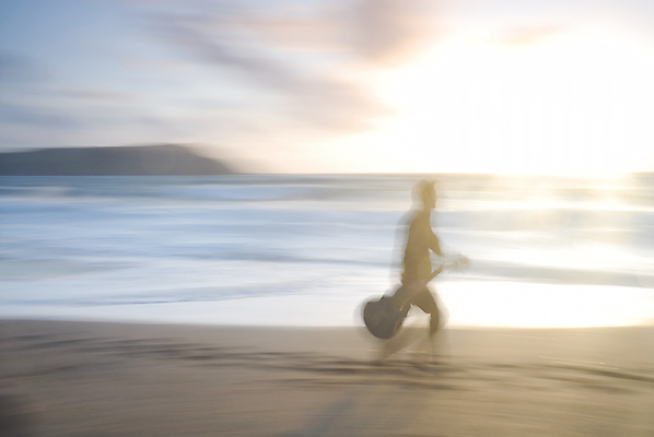 포토 JPG 해외이미지 1 라이프스타일 남자 행복 실루엣 모래 바다 휴가 건강 사람 풍경 사람없음 야외 물 파란색 태양 유행 황혼 일몰 기쁨 음악가 자유 기구 기타 예술가 기타리스트 무료 뮤지컬 블러 해외202004 해외포토 자연요소 직업 감정 음악 컬러 컨셉 현악기 촬영기법 생활 노을 연주자 파일형식 이미지허브