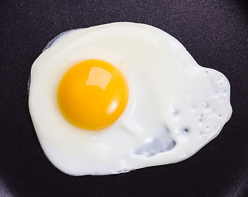 포토 JPG 해외이미지 길 음식 2 다이어트 따뜻함 건강 요리 사람없음 옆모습 노란색 주방 계란 맑음 식사 튀김 흰색 뜨거움 프라이팬 아침식사 자르기 먹기 노른자 고립 단백질 해외202004 해외포토 뷰포인트 컬러 모션 주방용품 날씨 알 영양소 파일형식 이미지허브