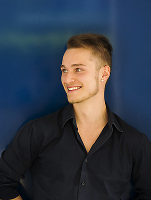 포토 JPG 해외이미지 백인 모델 라이프스타일 남자 행복 얼굴 백그라운드 한명 사람 성인 파란색 금발 귀걸이 흰색 자신감 치아 시원함 해외202004 해외포토 서양인 1 헤어스타일 감정 컬러 장신구 생활 신체부위 소화기관 파일형식 이미지허브