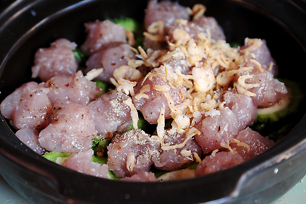 포토 JPG 해외이미지 접시 아시아 음식 공 가족 어류 요리 동양인 사람없음 빨간색 식사 사발 냄비 먹기 베트남 주말 방법 어려움 억울 해외202004 해외포토 식기 감정 나라 컬러 관계 모션 인종 동남아시아 수중동물 사기그릇 솥 파일형식 이미지허브