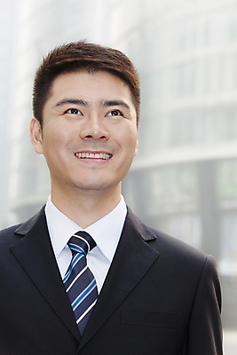 포토 JPG 해외이미지 행복 회사 비즈니스 성공 짧은머리 한명 서기 웃음 정장 야외 세로 컬러풀 중국 올려보기 비즈니스맨 기회 옷입기 베이징 염원 해외202004 해외포토 1 헤어스타일 옷 남자 감정 아시아 컬러 컨셉 모션 표정 사람 직장인 파일형식 이미지허브