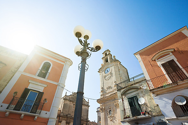 포토 JPG 해외이미지 전통 유럽 종교 여행 가로등 건축양식 하늘 휴가 조명 주택 사람없음 건물 여름 빛 컬러풀 햇빛 태양 교회 믿음 맑음 성경 이탈리아 광선 발코니 조약돌 등불 램프 도시 역사 시장 정사각형 신성 스카이라인 빛망울 구시가지 신앙심 해외202004 해외포토 자연요소 도형 건축물 계절 공공시설 건축 감정 나라 컬러 종교용품 종교건축 날씨 돌_바위 파일형식 이미지허브