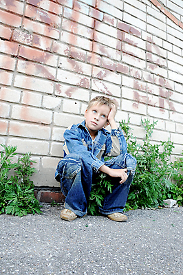 포토 JPG 해외이미지 1 옷 얼굴 어린이 벽 벽돌 한명 사람 앉기 소년 10대 슬픔 도시 기다림 고독 우울증 해외202004 해외포토 남자 감정 모션 청소년 신체부위 질병 파일형식 이미지허브