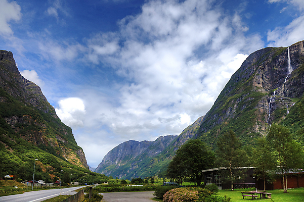 포토 JPG 해외이미지 구름 유럽 도로 여행 자연 하늘 휴가 산 주택 파노라마 노르웨이 풍경 사람없음 야외 건물 목재 초록색 물 여름 파란색 평화 마을 맑음 폭포 캠핑 시골 고속도로 숲 언덕 북쪽 스칸디나비아 절정 해외202004 해외포토 자연요소 나무 건축물 계절 나라 길 컬러 컨셉 재료 교통시설 레저 날씨 촬영기법 방향 생태계 파일형식 이미지허브