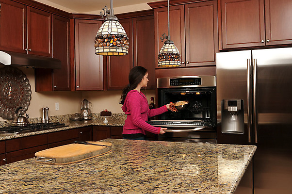 포토 JPG 해외이미지 여자 음식 빵 주택 요리 한명 내부 주방 오븐 굽기 냉장고 핸드메이드 화강암 해외202004 해외포토 1 사람 건물 가전제품 암석 구이 파일형식 이미지허브