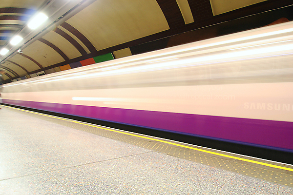 포토 JPG 해외이미지 이동 교통시설 사람없음 기차 전철 역 속도 런던 일반 단상 해외202004 해외포토 육상교통 교통 컨셉 영국 대중교통 시설 파일형식 이미지허브