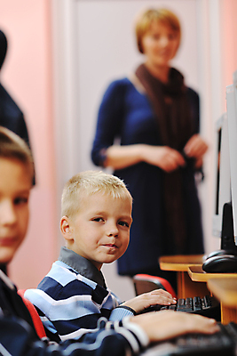 포토 JPG 해외이미지 여자 교육 남자 행복 어린이 의자 교실 학교 수업 함께함 한명 사람 앉기 소년 여러명 성인 친구 스터디 컴퓨터 교사 가르침 그룹 책상 해외202004 해외포토 직업 1 감정 가구 다수 컨셉 관계 모션 전자제품 학습 파일형식 이미지허브