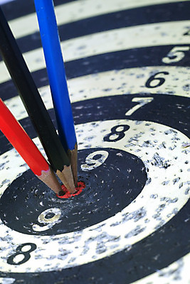 포토 JPG 해외이미지 스포츠 비즈니스 성공 화살 사람없음 빨간색 연필 경쟁 게임 반지 우승 행운 센터 던지기 닫기 목표 다트판 다트 황소 고정 점수 골 때리기 승자 완벽 필승 해외202004 해외포토 컬러 컨셉 장신구 모션 놀이 학용품 필기구 최고 소 파일형식 이미지허브