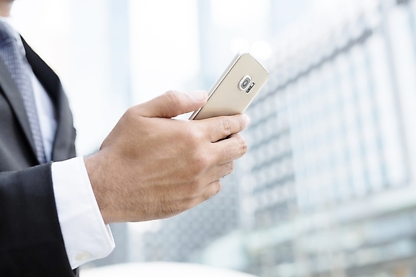 포토 JPG 해외이미지 백인 직업 라이프스타일 디자인 응시 남자 행복 안경 백그라운드 인터넷 비즈니스 사업가 통신 모바일 세포 대화 사람 정장 성인 사람없음 스마트폰 핸드폰 사무실 스크린 비즈니스맨 우아함 어플리케이션 전화기 스마트 인도네시아 부름 싱가폴 경영 투자자 사용자 셀룰러 해외202004 해외포토 서양인 시선 잡화 옷 감정 아시아 컨셉 모션 말하기 생활 전자제품 스마트기기 직장인 투자 파일형식 이미지허브