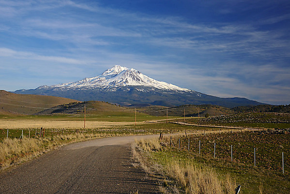 포토 JPG 해외이미지 구름 도로 겨울 곡선 하늘 산 사람없음 파란색 맑음 정상 캘리포니아 북쪽 절정 해외202004 해외포토 자연요소 계절 길 선 컬러 교통시설 날씨 미국 방향 파일형식 이미지허브