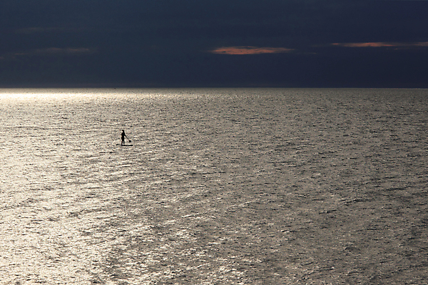 포토 JPG 해외이미지 1 여자 실루엣 스포츠 바다 휴가 건강 서기 해변 사람없음 물 여름 운동 황혼 새벽 서핑 혼자 수평선 해외202004 해외포토 자연요소 계절 모션 촬영기법 사람 일몰 수상스포츠 파일형식 이미지허브