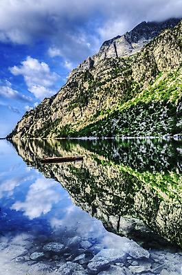 포토 JPG 해외이미지 응시 유럽 자연 하늘 그림자 사람없음 야외 목재 초록색 물 파란색 빛 컬러풀 태양 반사 평화 흐름 스페인 만족 암초 내추럴 해외202004 해외포토 자연요소 나무 시선 감정 나라 컬러 컨셉 재료 생태계 파일형식 이미지허브