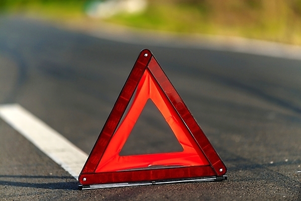 포토 JPG 해외이미지 주간 도로 사람없음 야외 아웃포커스 삼각형 위험 비상등 해외202004 해외포토 자연요소 도형 길 컨셉 교통시설 촬영기법 파일형식 이미지허브