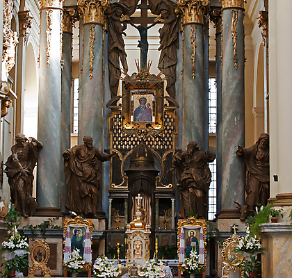 포토 JPG 해외이미지 전통 기독교 종교 문화 십자가 벤치 의자 건축양식 창문 유리 조명 실내 미술 사람없음 내부 건물 장식 빛 성당 교회 천주교 기도 기둥 화려 영혼 역사 황금 천장 통로 아치 대리석 빛망울 고딕 바로크 웅장함 제단 해외202004 해외포토 건축물 건축 가구 컨셉 재료 종교건축 재질 문화예술 파일형식 이미지허브