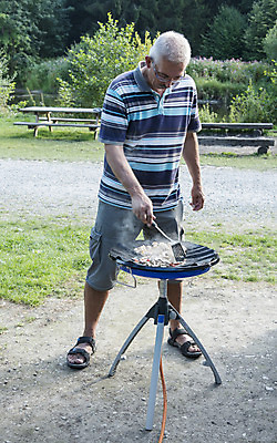 포토 JPG 해외이미지 나무 백인 라이프스타일 음식 자연 불 모바일 휴가 한명 서기 미소 풍경 성인 야외 여름 캠핑 장비 탐험 시골 뜨거움 황무지 냄비 숲 해외202004 해외포토 자연요소 서양인 식물 1 계절 모션 레저 표정 사람 생활 솥 생태계 파일형식 이미지허브