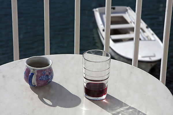 포토 JPG 해외이미지 음료 바다 여행 백그라운드 유리 탁자 휴식 사람없음 컵 물 파란색 침묵 카페 보트 차 지중해 해외202004 해외포토 자연요소 식기 컬러 가구 컨셉 배_교통 재질 상점 소리 파일형식 이미지허브