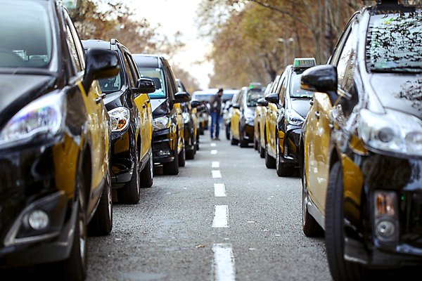 포토 JPG 해외이미지 길 여행 비즈니스 자동차 거리 사람 사람없음 도시 스페인 서비스 상업 택시 법 바르셀로나 지연 규정 스트라이크 해외202004 해외포토 유럽 육상교통 승용차 파일형식 이미지허브