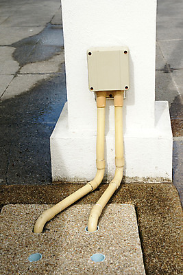 포토 JPG 해외이미지 직업 산업 선 벽 부분 안전 사람없음 야외 빛 울타리 상자 금속 힘 장비 에너지 공구 업무 엔지니어 콘센트 플러그 보호 연결 위험 플라스틱 교차로 전자 철사 볼트 시스템 튜브 유지 분배 설치 전압 제어 아크릴 해외202004 해외포토 길 컨셉 재질 담장 도구 작업 기술자 파일형식 이미지허브