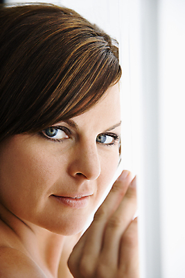 포토 JPG 해외이미지 백인 1 손 여자 얼굴 포즈 청소년 갈색머리 실내 한명 사람 성인 세로 머리 사진촬영 해외202004 해외포토 서양인 헤어스타일 내부 신체부위 촬영 파일형식 이미지허브