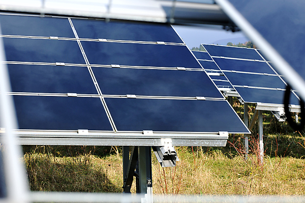 포토 JPG 해외이미지 주간 사람없음 야외 남색 태양에너지 집열판 해외202004 해외포토 자연요소 컬러 그린에너지 파일형식 이미지허브