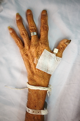 포토 JPG 해외이미지 손 아시아 백그라운드 손가락 태국 건강 병원 사람 동양인 성인 사람없음 치료 약 검은색 어둠 고통 환자 의사 흰색 침대 주름 플러그 질병 손목 피부 팔 테라피 비네팅 구김 돌봄 옛날 해외202004 해외포토 감정 나라 컬러 가구 의학 모션 촬영기법 인종 신체부위 뷰티 의료진 파일형식 이미지허브