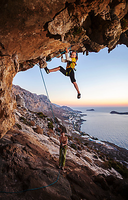 포토 JPG 해외이미지 주간 전신 여자 남자 어린이 줄 하늘 매달리기 서기 성인 야외 두명 앞모습 옆모습 잡기 암벽 암벽등반 암벽등반가 해외202004 해외포토 자연요소 뷰포인트 모션 사람 등산 파일형식 이미지허브