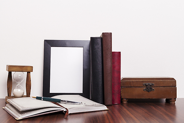 포토 JPG 해외이미지 종이 모래 벽 꽃무늬 캘리그라피 유리 탁자 잉크 프레임 미술 사람없음 목재 장식 책 펜 사진촬영 공책 공백 수확 골동품 흰색 시골 시간 오픈 화려 황금 모래시계 사인 분수 그림 복고 심플 문학 서명 목각 타이머 옛날 해외202004 해외포토 나무 꽃 시계 컬러 가구 컨셉 무늬 농업 재료 재질 문화예술 문구용품 필기구 촬영 파일형식 이미지허브