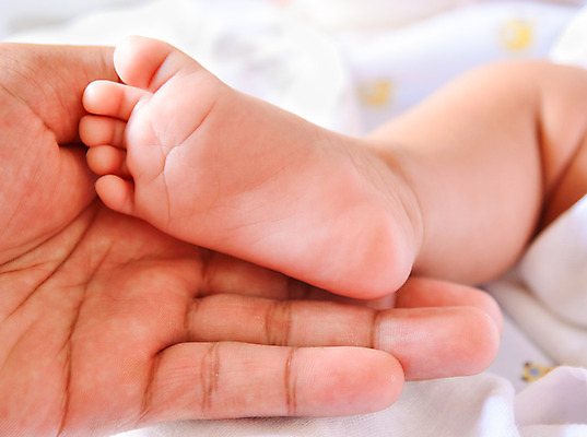 포토 JPG 해외이미지 백인 라이프스타일 손 웰빙 어린이 분홍색 신체 가족 맨발 엄마 친절 사랑 사람없음 두명 신체부위 부모 두개 흰색 하트 아기 신생아 잡기 잠 아빠 달콤 보호 작음 담요 피부 묘사 부드러움 돌봄 양발 천진난만 해외202004 해외포토 모양 서양인 감정 컬러 컨셉 2 관계 모션 발 사람 생활 감각 맛 크기 파일형식 이미지허브