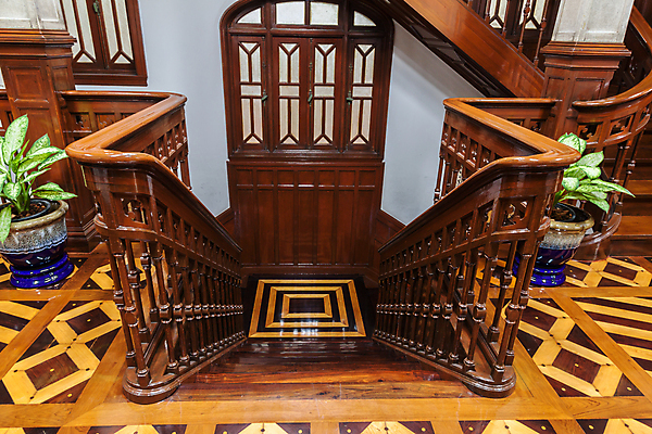 포토 JPG 해외이미지 디자인 벽 가구 건축양식 사다리 바닥 주택 실내 사람없음 내부 목재 갈색 계단 흰색 클래식 우아함 해외202004 해외포토 나무 건축 컬러 생활용품 컨셉 재료 건물 도구 파일형식 이미지허브