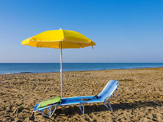 포토 JPG 해외이미지 배너 모래 파도 바다 여행 의자 우산 하늘 휴가 휴식 사람없음 태양 맑음 수영 이탈리아 꿈 만 휴게실 고독 파라다이스 해외202004 해외포토 자연요소 감정 유럽 가구 컨셉 날씨 수상스포츠 파일형식 이미지허브