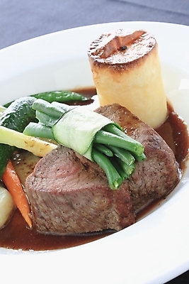 포토 JPG 해외이미지 그릇 접시 육류 스테이크 요리 사람없음 식사 저녁식사 소고기 튀김 그릴 자르기 메인 갈비뼈 점심식사 등심 해외202004 해외포토 식기 음식 식재료 모션 주방용품 뼈 서양음식 파일형식 이미지허브