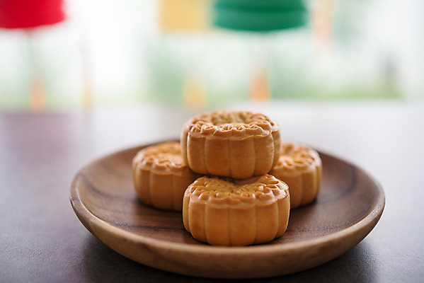 포토 JPG 해외이미지 전통 계절 아시아 문화 음식 백그라운드 탁자 휴가 디저트 기념 선물 요리 동양인 사람없음 빛 컬러풀 노란색 케이크 축제 중국 달 등불 축하 중앙 달콤 맛 굽기 가득함 반죽 동쪽 말레이시아 싱가폴 인기 페스츄리 해외202004 해외포토 자연요소 나라 빵 컬러 가구 컨셉 조명 인종 구이 방향 파일형식 이미지허브