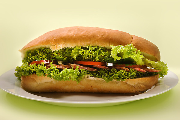 포토 JPG 해외이미지 접시 음식 토마토 샌드위치 사람없음 식사 상추 번 살라미 해외202004 해외포토 식기 빵 채소 파일형식 이미지허브