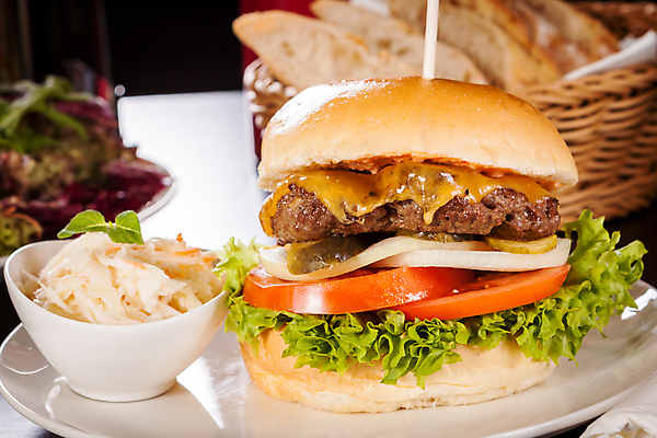 포토 JPG 해외이미지 그릇 접시 패스트푸드 실내 사람없음 햄버거 바게트 치즈버거 코우슬로 해외202004 해외포토 식기 빵 내부 샐러드 인스턴트 파일형식 이미지허브