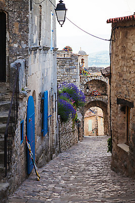 포토 JPG 해외이미지 유럽 벽 여행 건축양식 하늘 거리 사람없음 건물 여름 마을 프랑스 바위 도시 중세 역사 정상 좁은 타운 옛날 프로방스 해외202004 해외포토 건축물 계절 건축 나라 돌_바위 파일형식 이미지허브