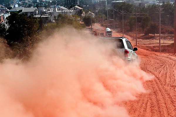 포토 JPG 해외이미지 도로 모래 여행 오렌지 교통시설 모션 자동차 자연 표면 건조 풍경 사람없음 빨간색 빛 태양 갈색 노란색 흙 캠핑 운전 사막 안개 뜨거움 고속도로 황무지 호주 위험 땅 속도 먼지 캄보디아 땅바닥 방법 오지 해외202004 해외포토 자연요소 아시아 길 육상교통 컬러 교통 컨셉 과일 레저 날씨 바닥 오세아니아 시설 생태계 파일형식 이미지허브