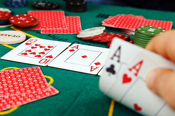 포토 JPG 해외이미지 손 스포츠 컨셉 2 놀이 탁자 성공 아이디어 건강 사람 정장 사람없음 가로 초록색 게임 하트 잡기 최고 쌍 신용카드 도박 선택 위험 주머니 큼 클럽 기회 포커 중독 에이스 텍사스 펠트 전경 해외202004 해외포토 모양 옷 컬러 가구 모션 풍경 신체부위 금융 미국 트럼프 크기 파일형식 천_직물 탑뷰 이미지허브