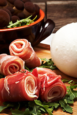 포토 JPG 해외이미지 접시 음식 빵 조각 포크 잎 재료 치즈 육류 돼지고기 요리 사람없음 빨간색 초록색 식사 저녁식사 버섯 이탈리아 추위 흰색 신선 파마 소시지 아침식사 지중해 올리브 햄 날것 슬라이스 훈제 점심식사 루꼴라 모짜렐라치즈 식품점 해외202004 해외포토 식물 헤어스타일 식기 열매 유럽 바다 컬러 채소 식재료 유제품 상점 가공식품 파일형식 이미지허브