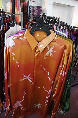 포토 JPG 해외이미지 전통 디자인 드레스 옷 여자 문화 패턴 따뜻함 동양인 사람없음 야외 컬러풀 유행 세일 상점 직물 면 주름 시장 황금 구매 주식 실크 두루마리 오브젝트 부드러움 짜임 말레이시아 강렬 접기 해외202004 해외포토 아시아 컬러 무늬 모션 사람 인종 금융 쇼핑 감각 파일형식 이미지허브