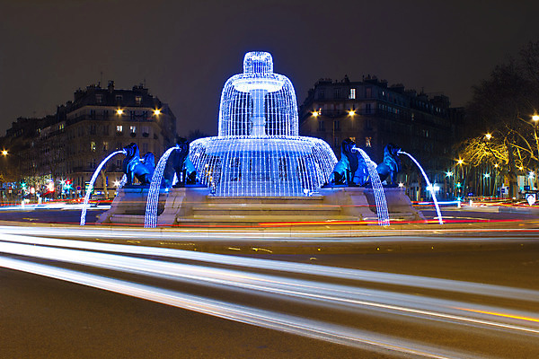 포토 JPG 해외이미지 나무 건축양식 거리 풍경 사람없음 야외 빛 프랑스 야간 광장 파리_프랑스 분수_분수대 해외202004 해외포토 자연요소 식물 건축 유럽 분수대 파일형식 이미지허브