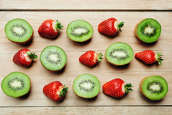 포토 JPG 해외이미지 디자인 계절 열매 음식 조각 백그라운드 다이어트 과일 자연 탁자 딸기 디저트 건강 키위 사람없음 목재 빨간색 초록색 흰색 신선 달콤 맛 자르기 유기농 질감 패키지 숙성 엘리먼트 해외202004 해외포토 나무 식물 웰빙 컬러 가구 컨셉 재료 모션 생태계 파일형식 이미지허브