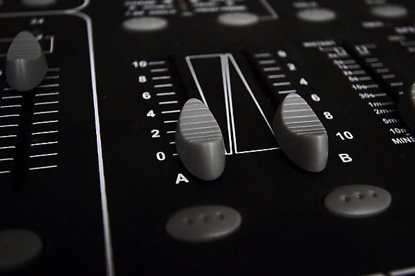 포토 JPG 해외이미지 음악 노래 실험 손잡이 사람없음 전자제품 빛 노란색 금속 검은색 소리 장비 회색 흰색 악단 판넬 우아함 닫기 볼륨 혼합 믹서 묘사 클럽 오디오 잭 스테레오 찬성 벙어리 섞기 선로 제어 채널 스타일 주도 효과 해외202004 해외포토 컬러 컨셉 모션 재질 문화예술 예절 파일형식 이미지허브