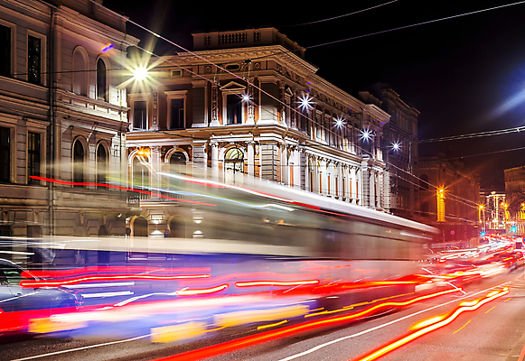 포토 JPG 해외이미지 유럽 도로 가로등 모션 자동차 거리 사람없음 건물 도시풍경 도시 보행로 야간 도로표지판 라트비아 리가 해외202004 해외포토 자연요소 건축물 공공시설 나라 길 육상교통 교통시설 북유럽 풍경 표지판 파일형식 이미지허브