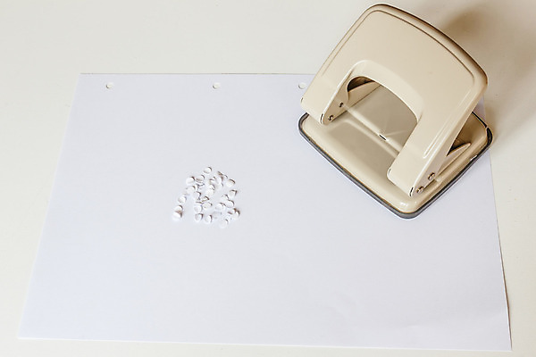 포토 JPG 해외이미지 종이 비즈니스 장신구 문구용품 사람없음 사무실 금속 장비 흰색 기구 공구 업무 구멍 책상 오브젝트 공급 해외202004 해외포토 컬러 가구 재질 도구 작업 파일형식 이미지허브