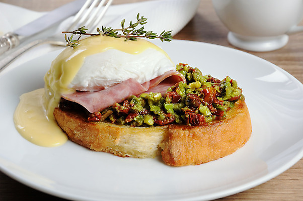 포토 JPG 해외이미지 접시 포크 식탁 사람없음 계란 나이프 바게트 커피잔 허브 과카몰리 나무탁자 에그베네딕트 해외202004 해외포토 식물 식기 커피 빵 탁자 잔 샌드위치 알 소스_음식 칼 파일형식 이미지허브