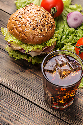 포토 JPG 해외이미지 토마토 채소 패스트푸드 실내 사람없음 햄버거 콜라 적양파 나무배경 해외202004 해외포토 백그라운드 양파 내부 인스턴트 탄산음료 파일형식 이미지허브