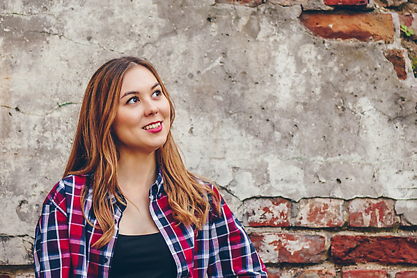 포토 JPG 해외이미지 백인 모델 1 학생 라이프스타일 응시 여자 행복 얼굴 벽 포즈 백그라운드 컨셉 셔츠 티셔츠 벽돌 거리 한명 서기 사람 성인 야외 금발 유행 흰색 도시 자신감 우아함 대학교 긍정 스타일 카피스페이스 해외202004 해외포토 서양인 헤어스타일 시선 감정 컬러 상의 학교 모션 생활 신체부위 공백 파일형식 이미지허브