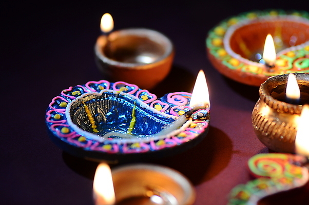 포토 JPG 해외이미지 전통 행복 종교 문화 백그라운드 불 휴가 불꽃 기념 따뜻함 사람없음 장식 빛 컬러풀 크래커 평화 축제 어둠 기도 등불 램프 축하 인사 야간 인도인 기회 예배 점토 지역 등잔 숭배 힌두교 해외202004 해외포토 자연요소 외국인 감정 컬러 컨셉 조명 동양인 쿠키 예절 파일형식 이미지허브