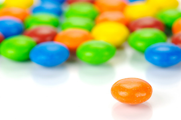 포토 JPG 해외이미지 음식 돈 사탕 사람없음 초콜릿 흰색 달콤 폐기물 고립 해외202004 해외포토 컬러 디저트 재산 맛 쓰레기 파일형식 이미지허브